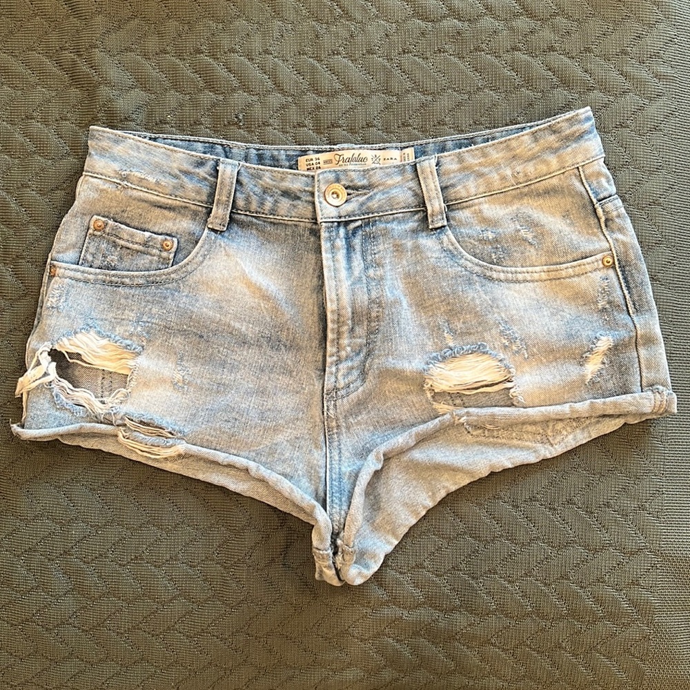 Zara denim shorts size 4.